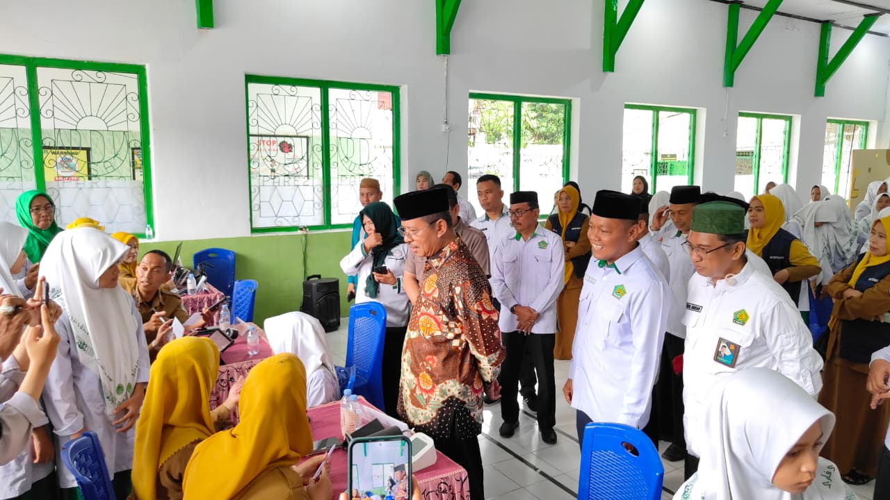 Dirjen Pendis Pantau Pemeriksaan Kesehatan Gratis di Pontren DDI Ujung Lare
