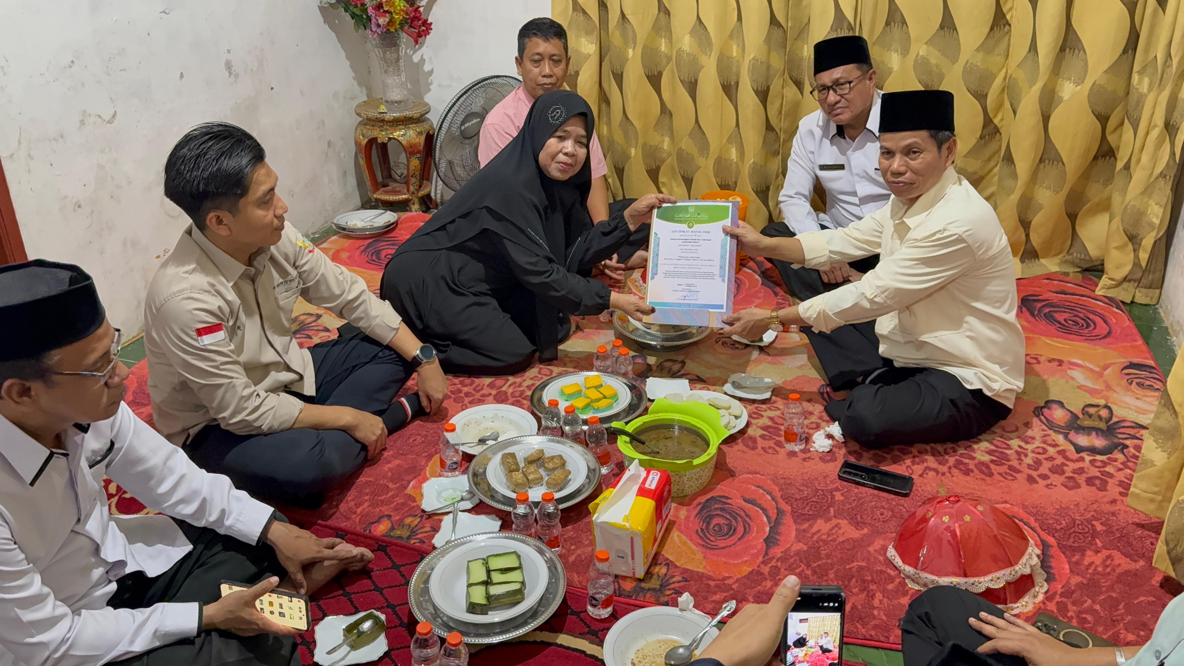 Muhammad Zain Serahkan Sertifikat Badal dan Santunan Kepada Keluarga Jemaah Haji Asal Kabupaten Maros