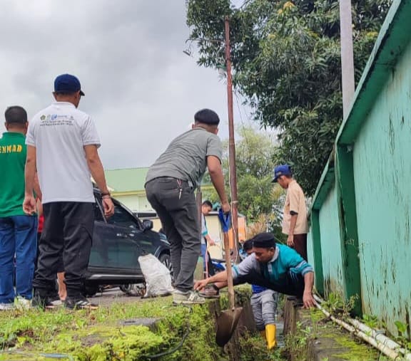 Kerja bakti ASN Kemenag di seputar kantor Kemenag