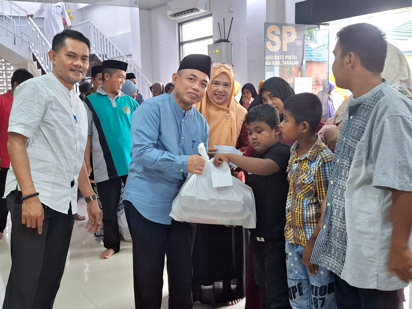 Kepala Kantor Kemenag Takalar H Solihin saat menyerahkan paket bantuan kepada anak difabel