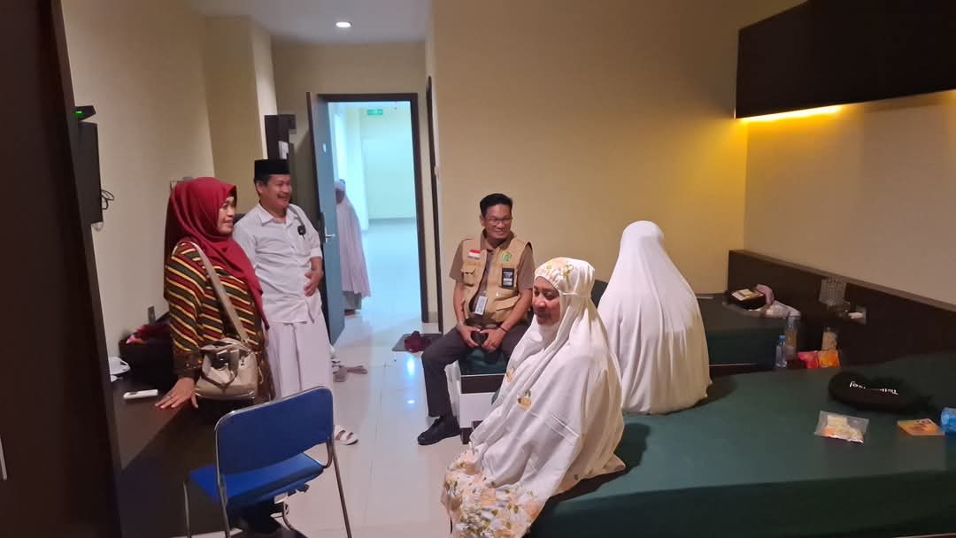 Faried Wajedi saat memastikan kondisi  Kesehatan Para Jamaah Sinjai di Kamarnya  masing masing jelang keberangkatan ke tanah suci