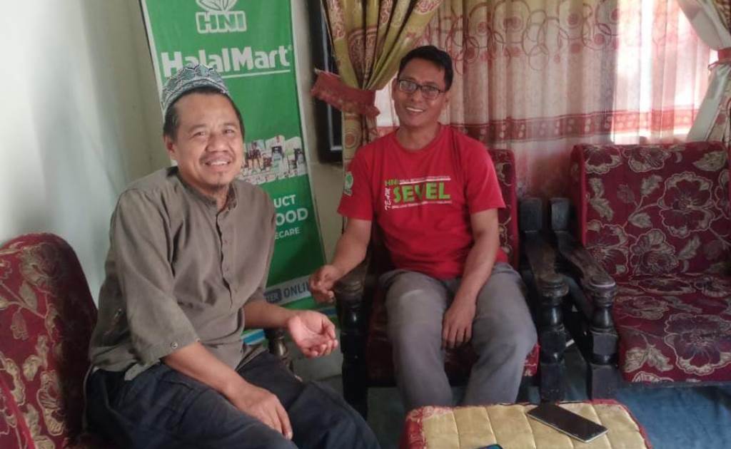 Ustadz Rustam dan Jamal staf KUA Cenrana berdiskusi ringan di rumah Jamal, Ahad (20/7/2025), membahas persiapan pembentukan Majelis Taklim di Dusun Perangeng.