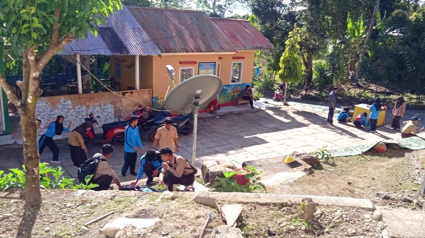 Tampak seluruh Siswa Madrasah Aliyah (MA) YPPI Sapobonto menggelar kegiatan kerja bakti bersama