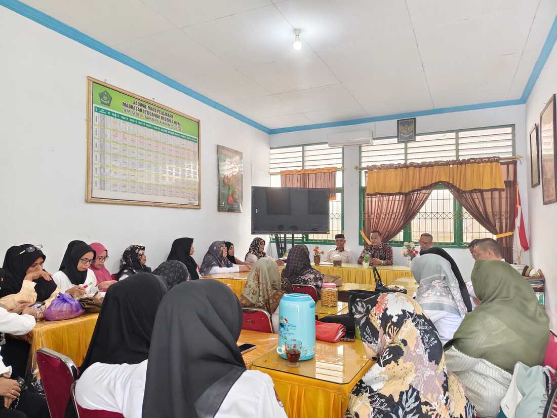 Kepala MIN 7 Bone, Husaing pimpin rapat pembagian tugas tahun ajaran 2025/2026