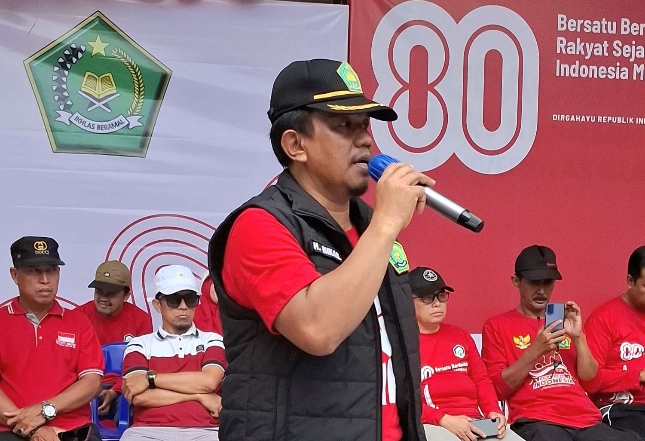 H.Mikail Berikan sambutan dalam Kegiatan senam dan jalan santai kerukunan