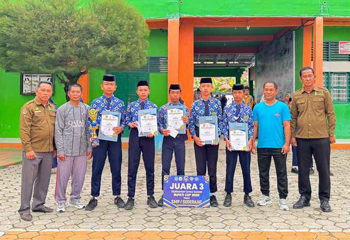 Apel Pagi MTsN 2 Sidrap Dirangkaikan Dengan Penerimaan Piala Juara Takraw.