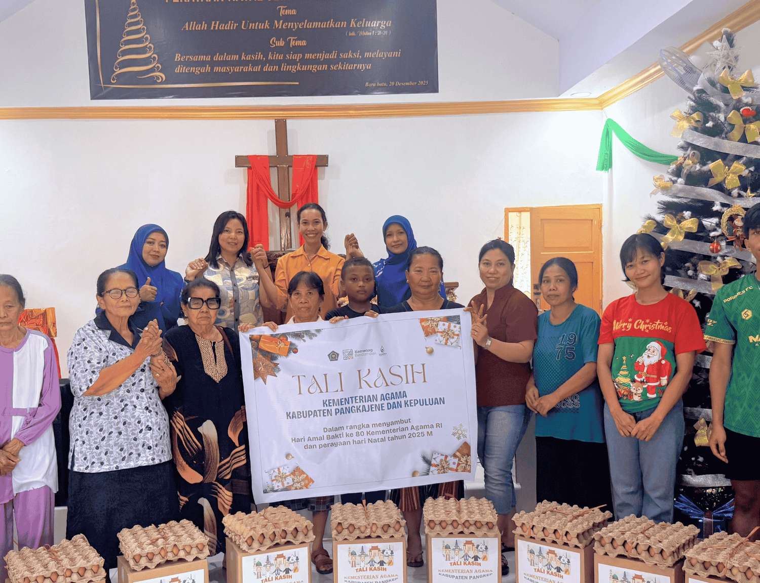 Wujudkan Umat Kerukunan Beragama, Kemenag Pangkep Berbagi Kasih di Gereja Elim Bara Batu Labakkang