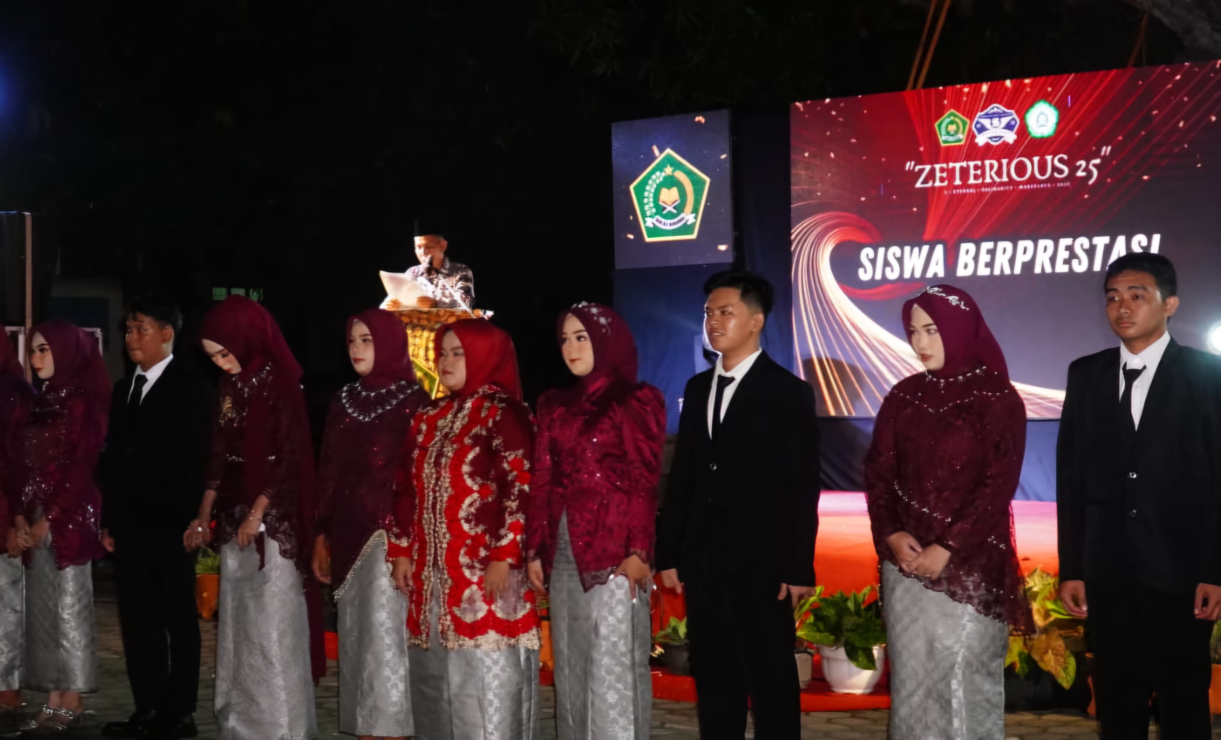 Sejumlah Siswa MAN 2 Kota Parepare menerima penghargaan