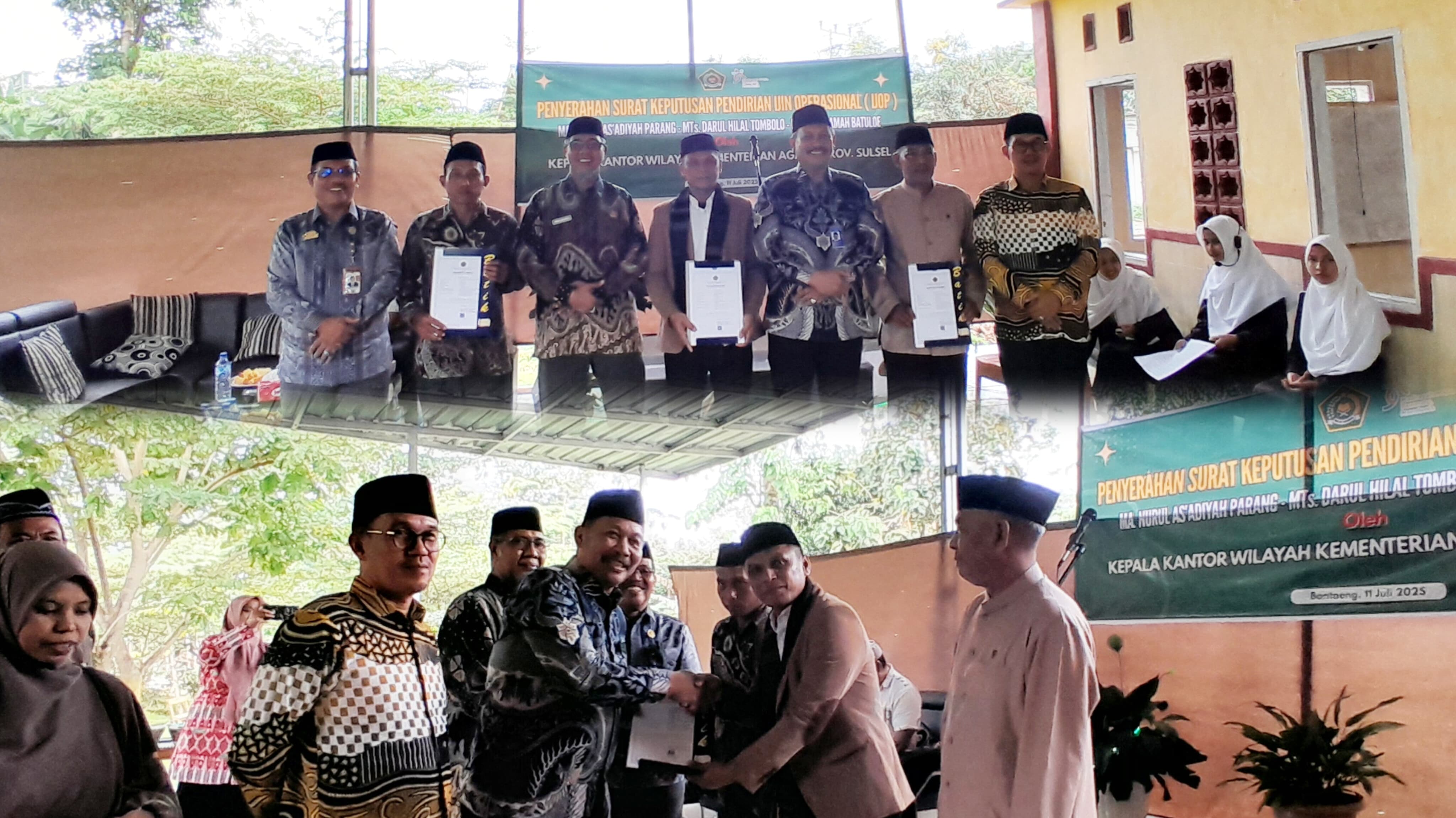 Kakanwil Kemenag Sulsel Serahkan SK Pendirian Ijin Operasional Tiga Madrasah di MTs Darul Hilal Tombolo, Bantaeng pada Jumat, 11 Juli 2025 (Foto: Humas Kemenag Bantaeng)