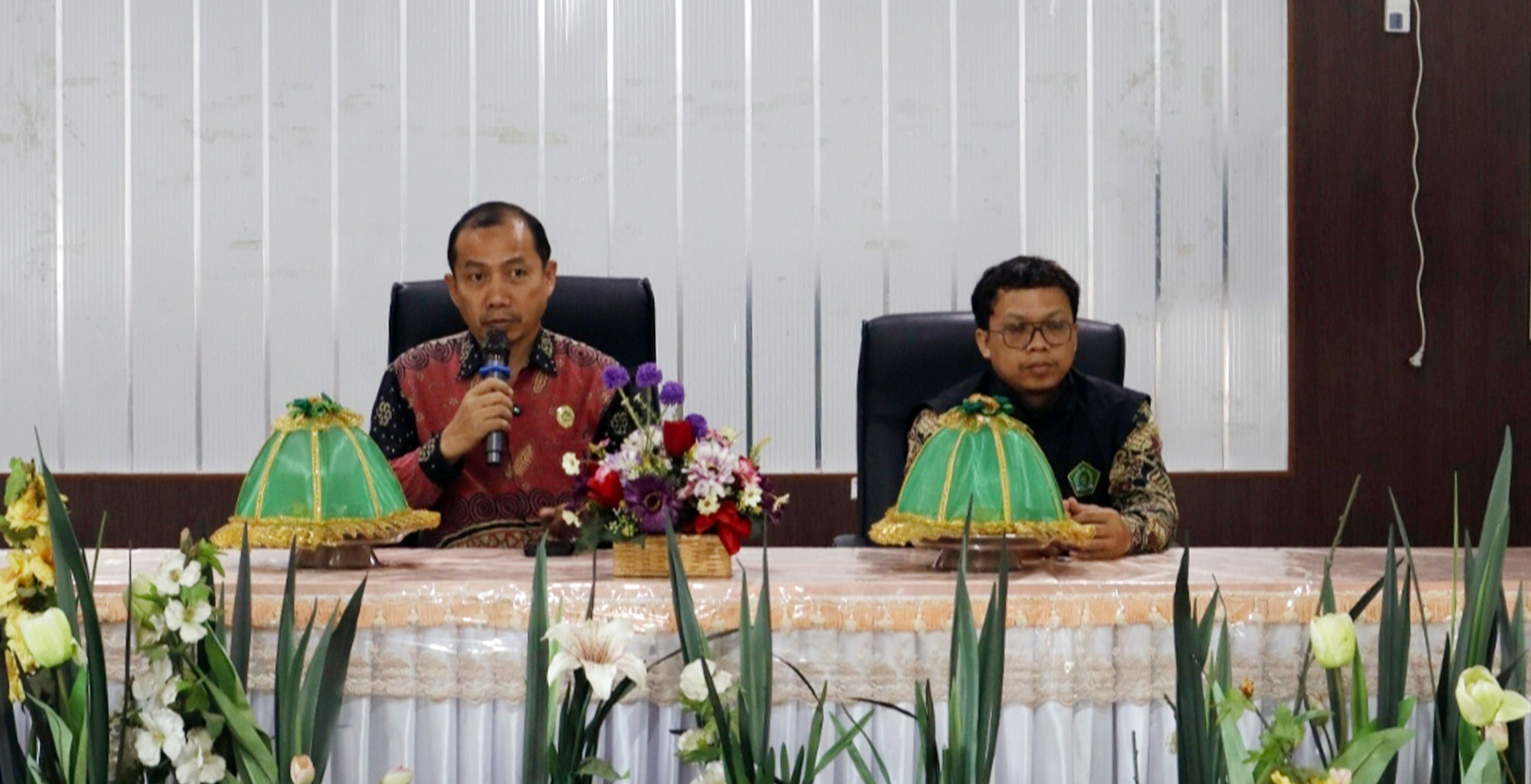 Kepala Kantor Kemenag Tana Toraja memberi arahan dalam rakor kehumasan.