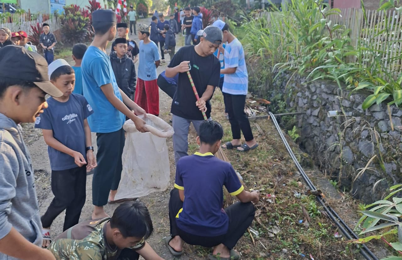 Para santri saat aksi Green Santri