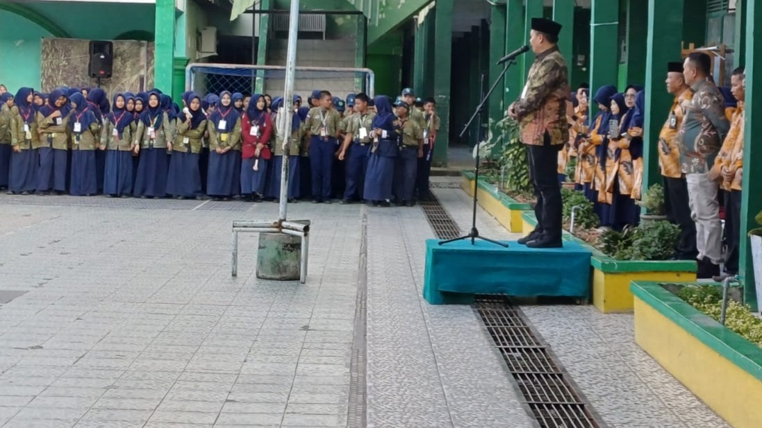 Penutupan MATSAMA MTsN 1 Bone oleh Bapak H. Ali Yafid