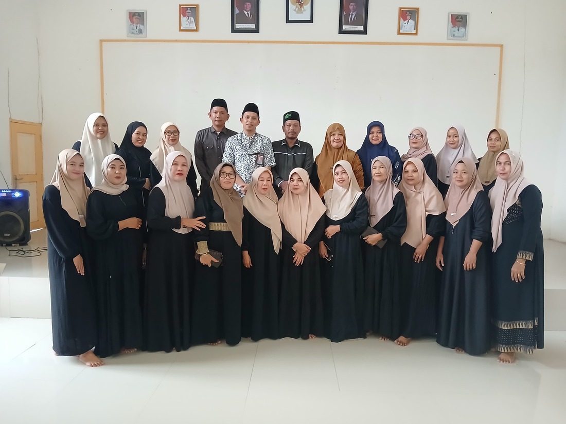 foto bersama dengan penyuluh Agama bersam dengan MT. Desa pakkasalo