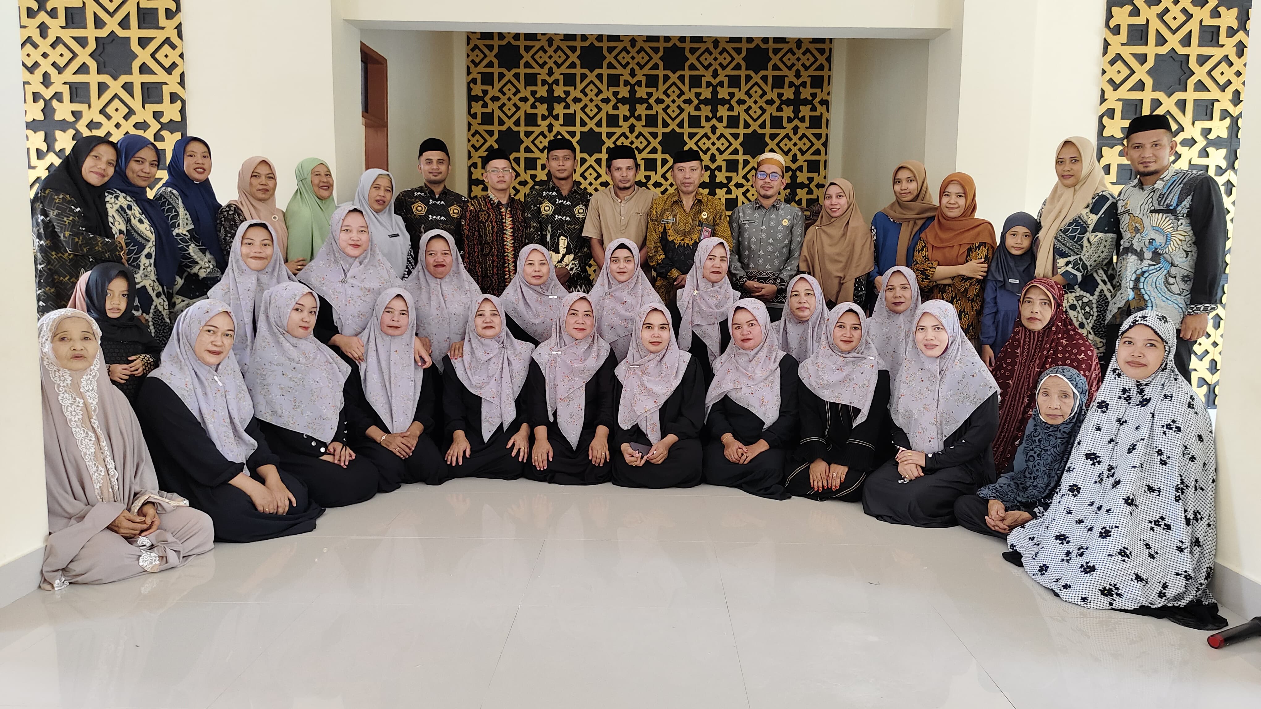 Foto bersama pengurus majelis taklim