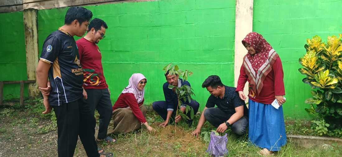 foto bersama dalam penanaman pohon, (Senin, 19/5/2025)