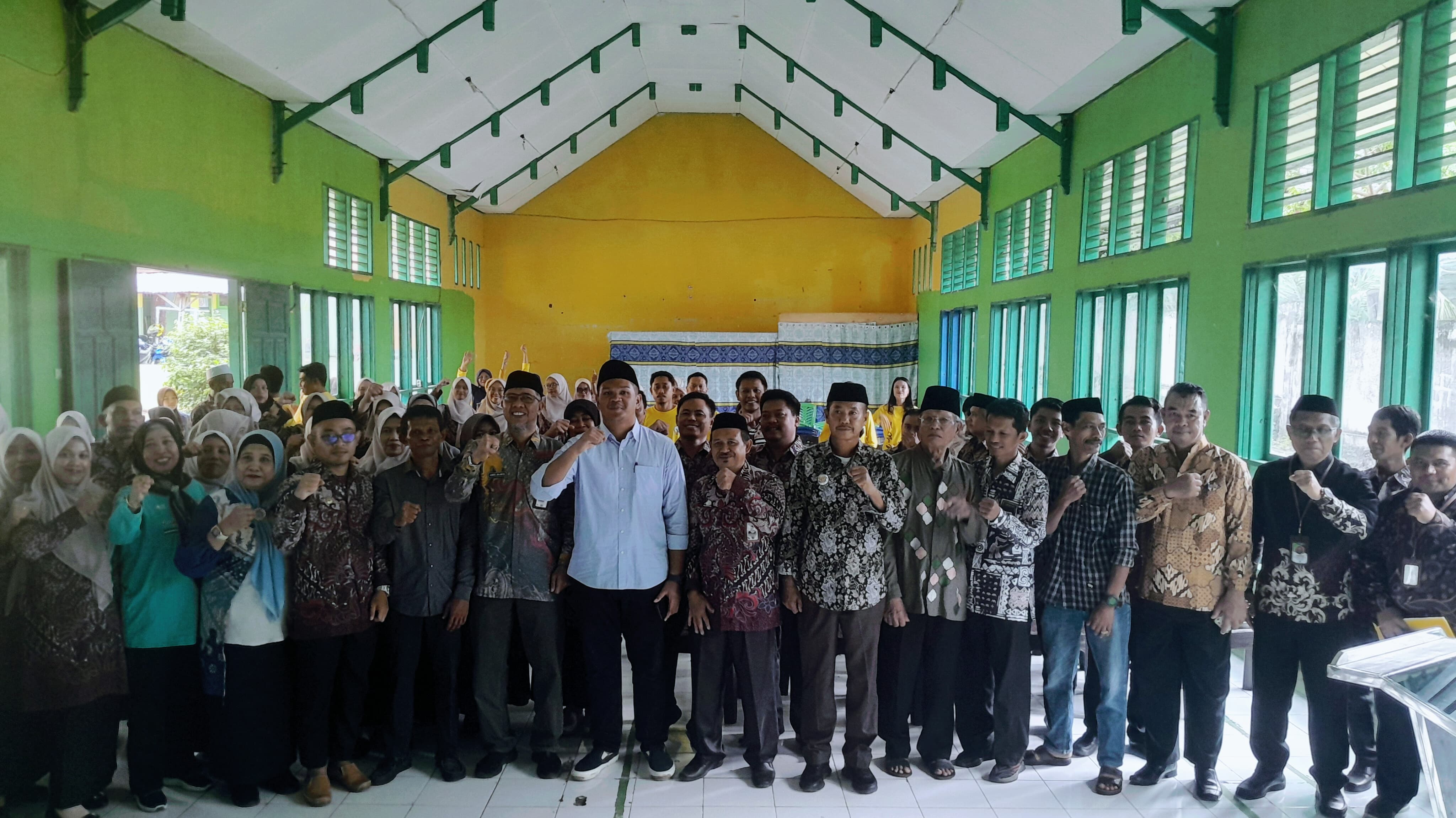 Bupati Bantaeng foto bersama setelah acara Dialog Pendidikan di MTsN Bantaeng