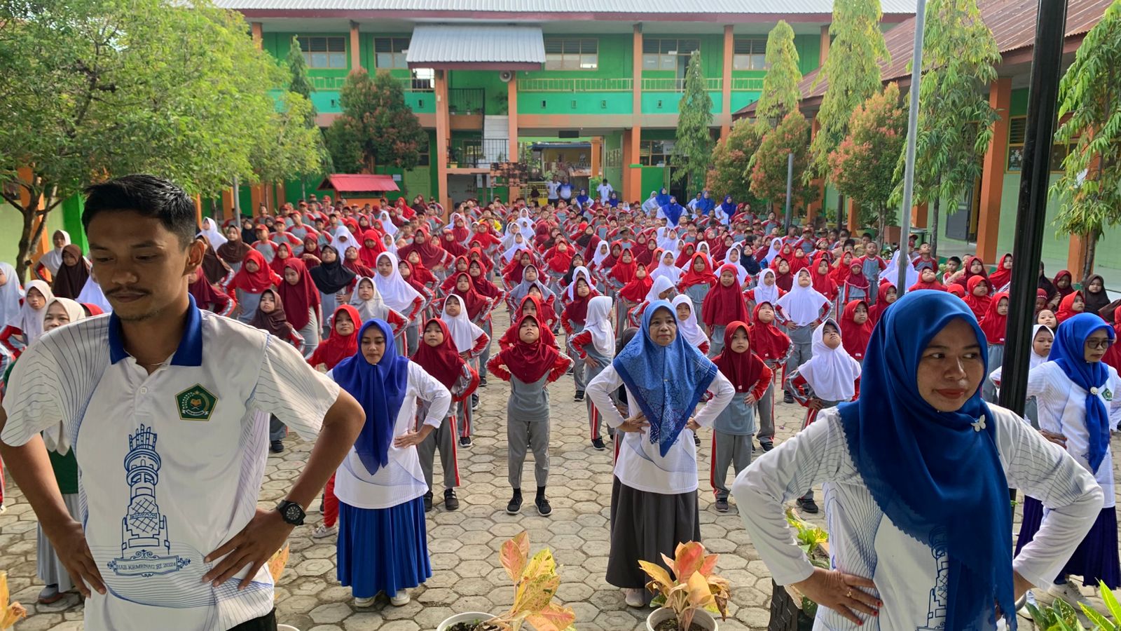 Kegiatan senam pagi diikuti oleh peserta didik, pendidik, dan tenaga kependidikan MIN 2 Sinjai