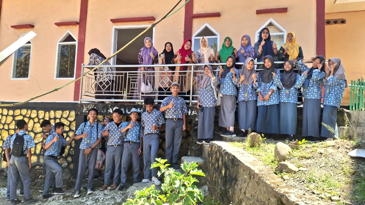 Tampak seluruh Guru dan Siswa Berpose dengan seragam Batik