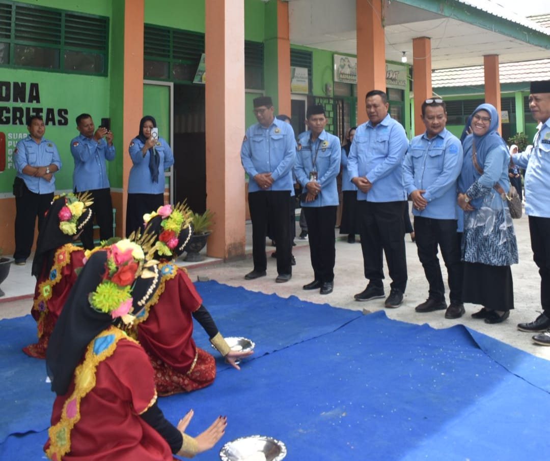 Penyambutan rombongan Kemenag Bone dan Kepala MTsN 2 Bone Arkam dengan tarian Paduppa