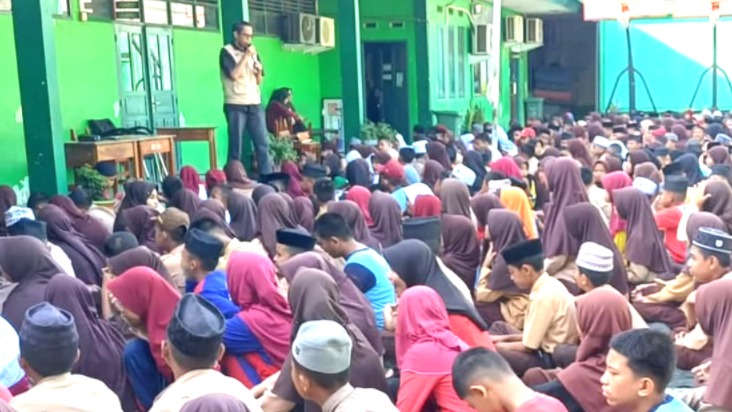 Wakamad Akademik MTsN 1 Bone Ukir Semangat Belajar dalam Riuh Tawa dan Hadiah