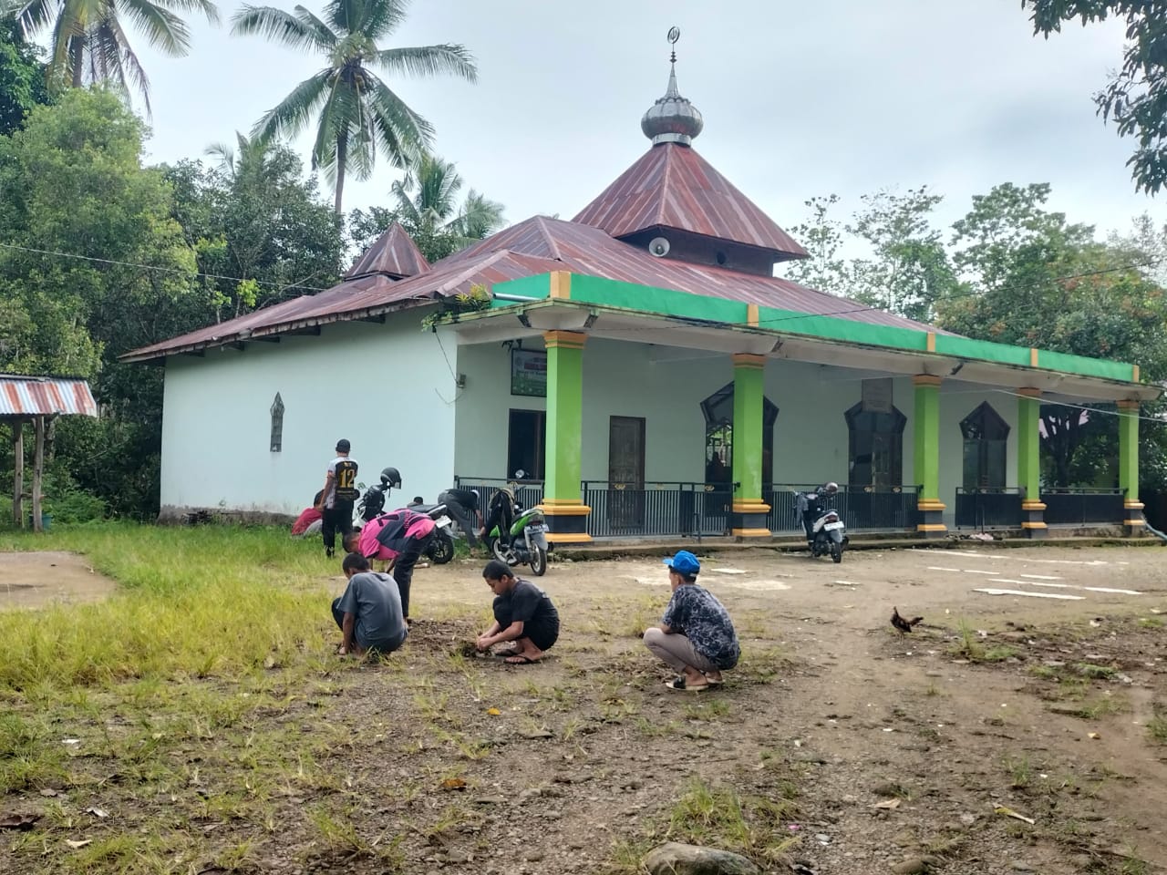 Peserta Didik Pondok Pesantren Wadi Mubarak membersihkan area Masjid