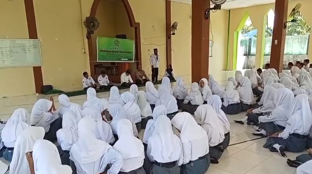 KUA Duampanua Gelar BRUS di SMAN 2 Pinrang: Bentuk Generasi Muda Berkarakter dan Tangguh