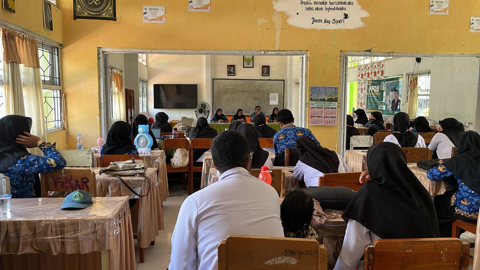 Kepala TU Umar Cole memimpin rapat di dampingi oleh Wakamad Kurikulum, Humas dan Sapras