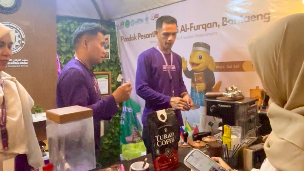 Turaya Coffee Asli Bantaeng Dipuji Istri Menag, Kopi Premium di Expo Kemandirian Pesantren MQKI 2025 pada Jumat, 3 Oktober 2025 (Foto: Humas Kemenag Bantaeng)