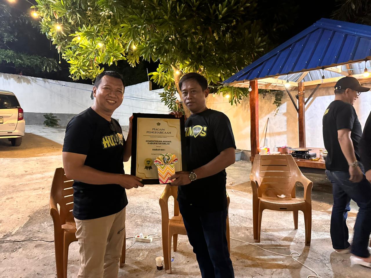 Ketua Tim HDI Kemenag Sulsel (Kiri) menyerahkan piagam penghargaan kepada Humas Kemenag Sinjai (kanan)