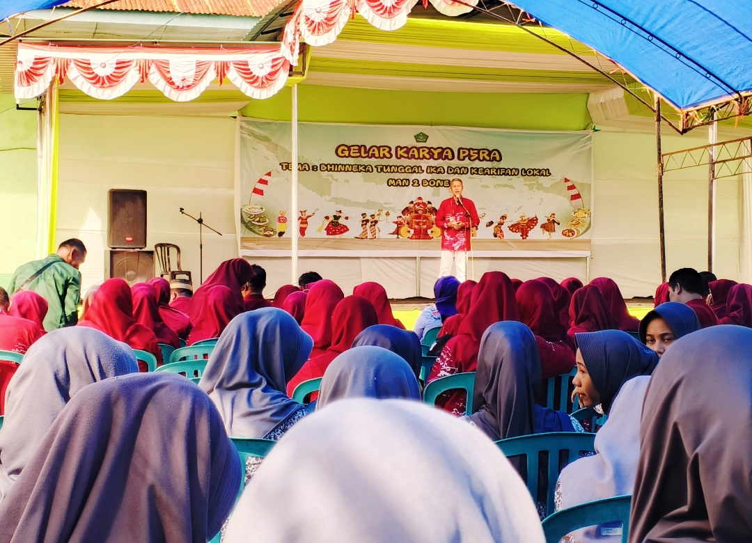 Hj. AP. Hariana, S.Pd, M.Pd, Pengawas Madrasah Kemenag Kab. Bone, membuka Gelar Karya Projek Penguatan Profil Pelajar Pancasila Rahmatan Lil'alamin yang biasa dikenal dengan istilah P5RA