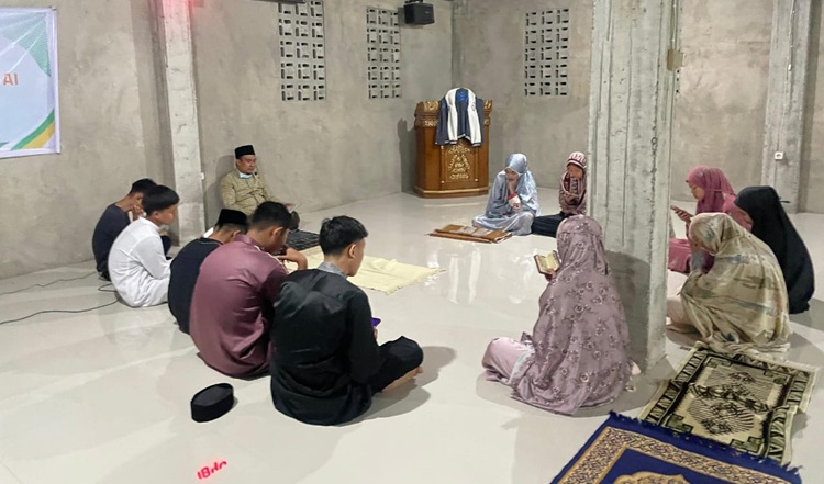 Ekstrakurikuler ROHIS FOSIDI MAN Sidenreng Rappang Gelar Yasinan Malam Jum’at di Masjid Bahrul Ulum