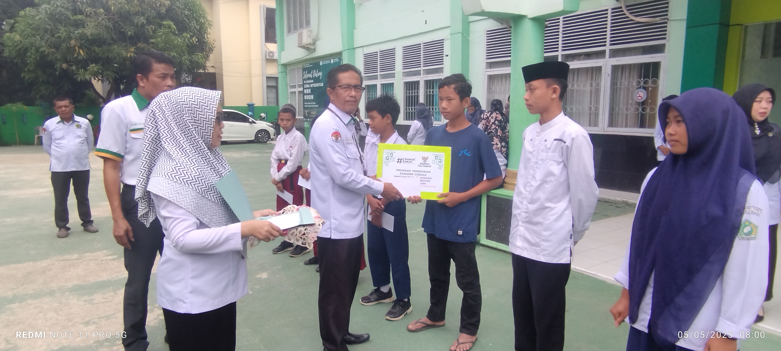 Kakan Kemenag serahkan bantuan biaya pendidikan siswa miskin berprestasi