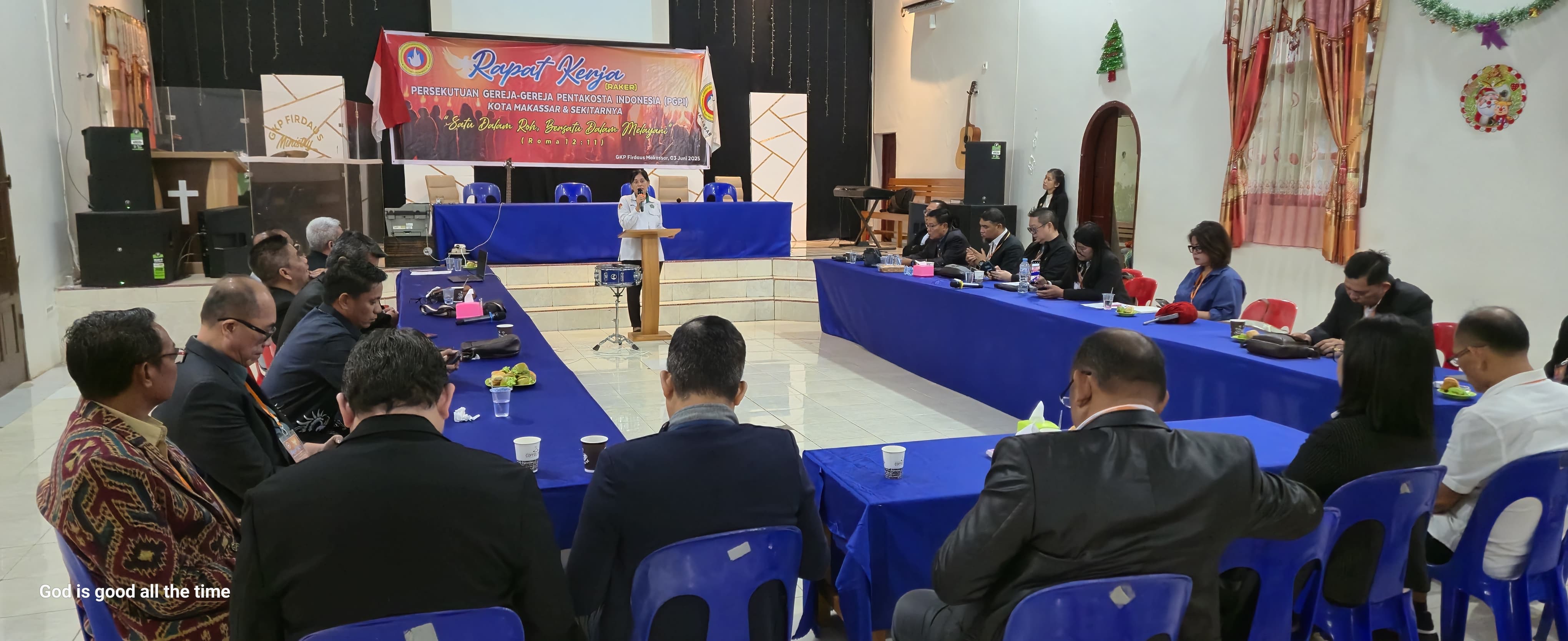 Penyelenggara Kristen Kemenag Kota Makassar saat meberikan sambutan