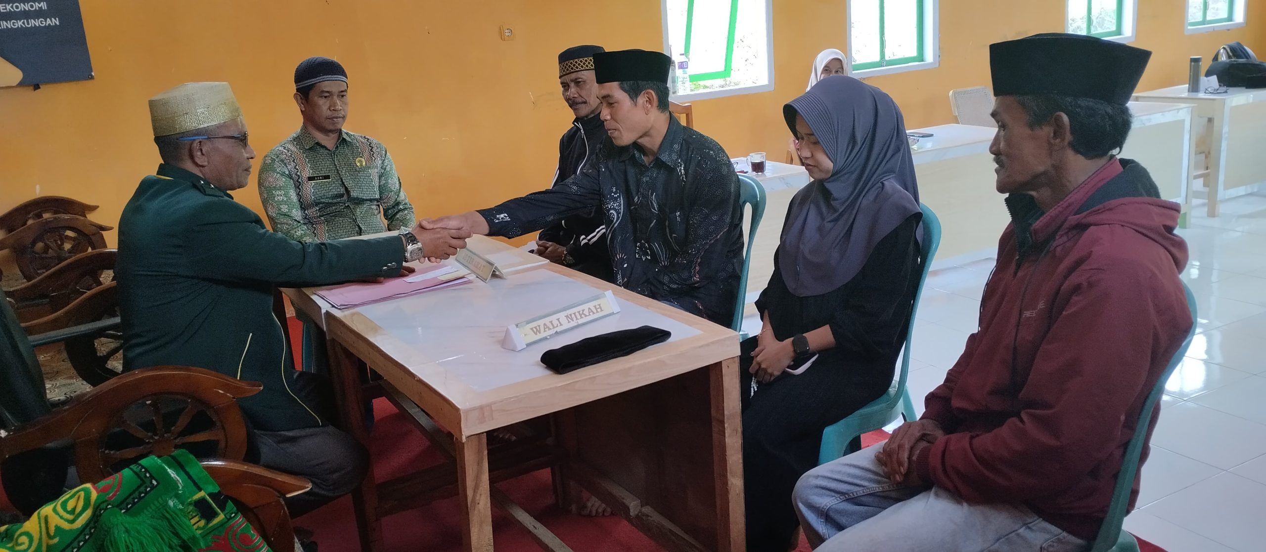 Sakral dan Khidmat, Kepala KUA Sinjai Borong Pandu Akad Nikah di Aula Kantor