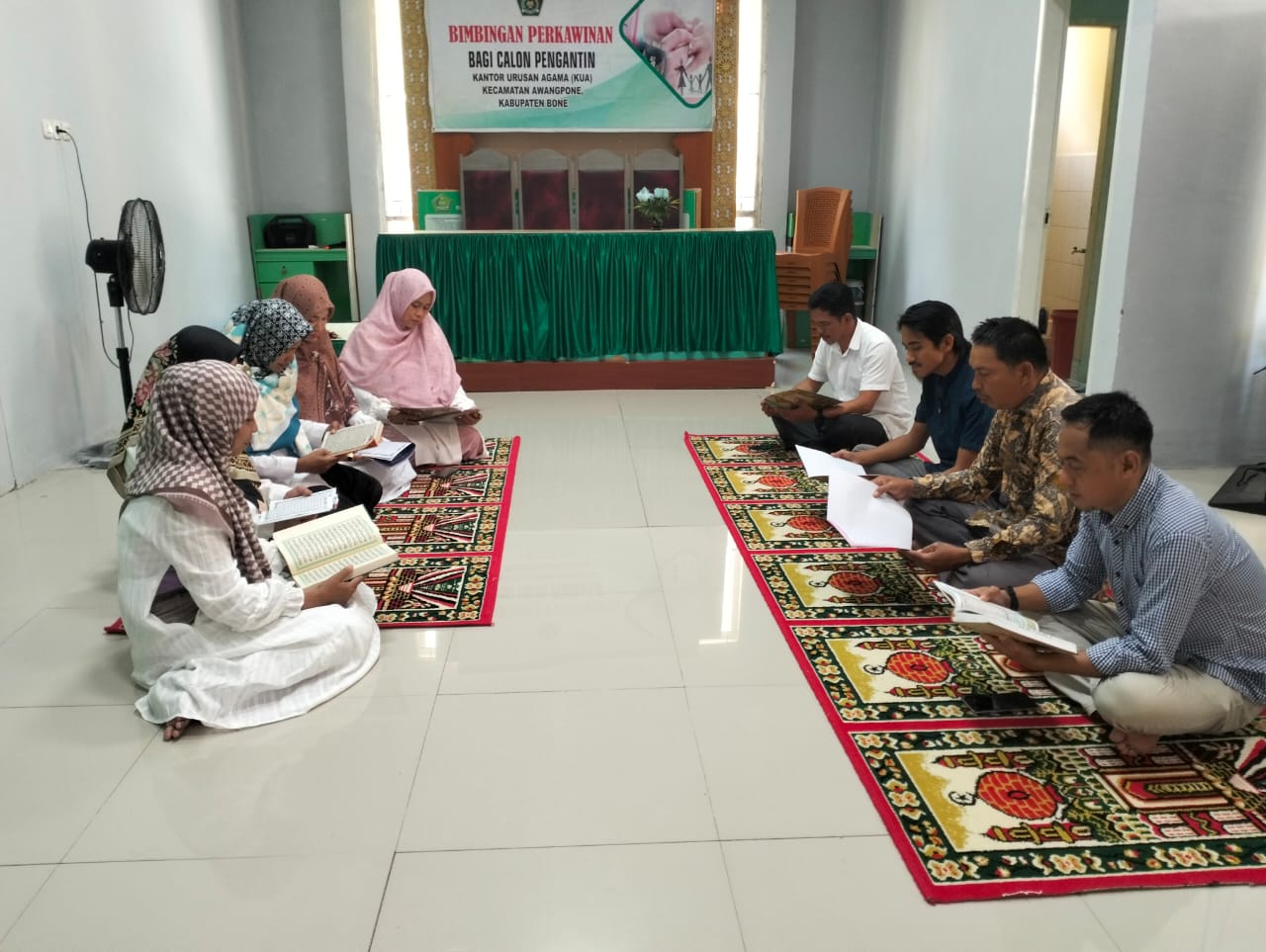 Kepala Kantor Urusan Agama (KUA) Kecamatan Awangpone beserta seluruh pegawai secara rutin melaksanakan Tadarus Al-Qur'an di Bulan Ramadhan