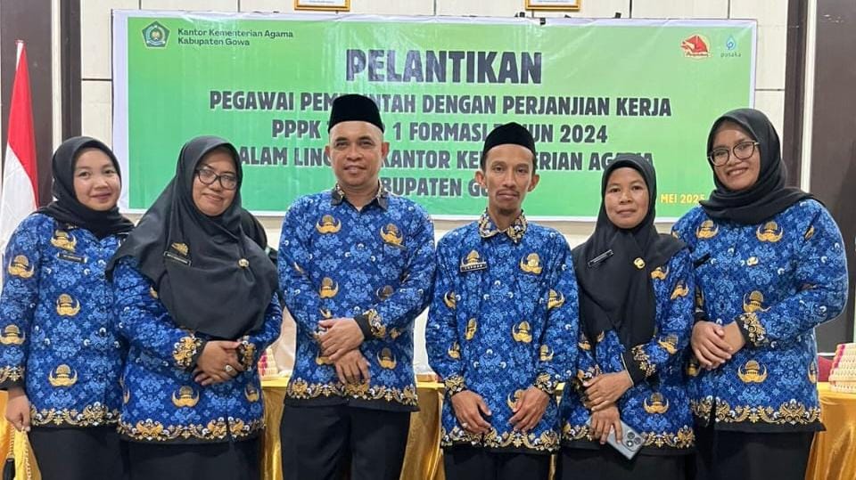 Kepala KUA bersama PPPK yang baru dilantik