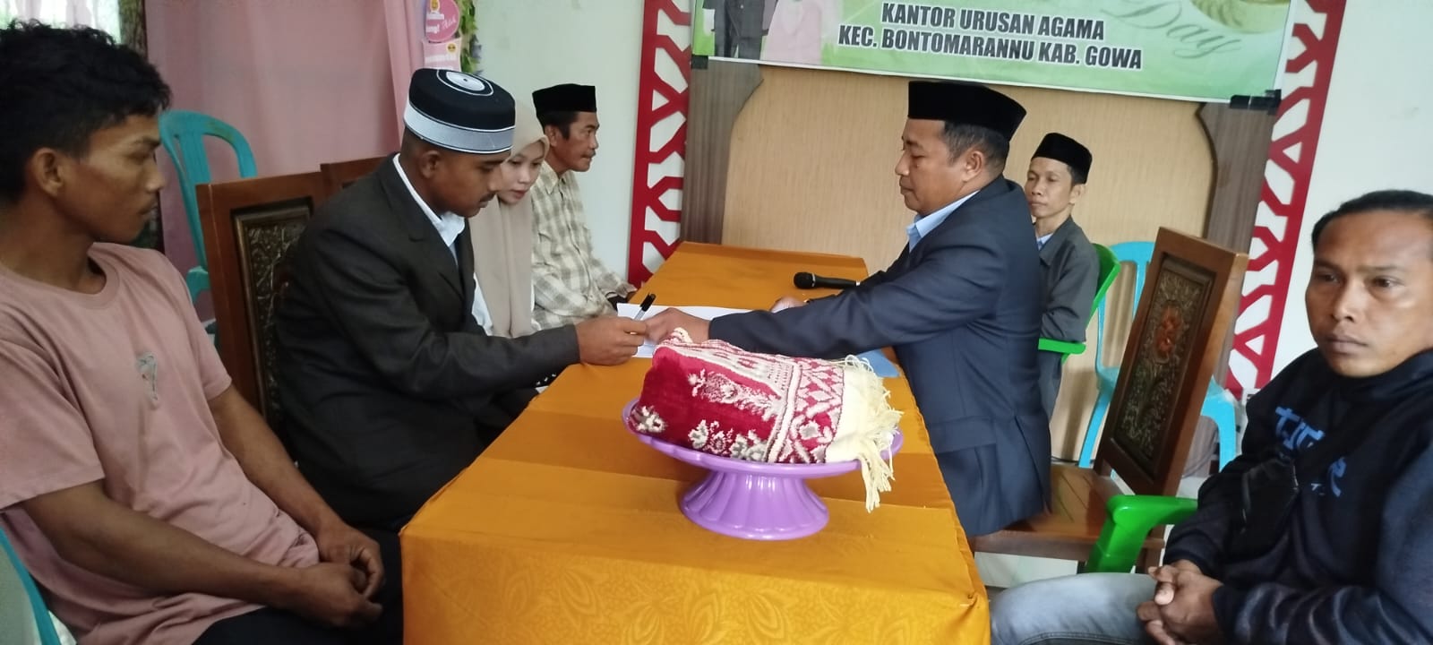 Suasana akad nikah do Balai Nikah Bontomarannu