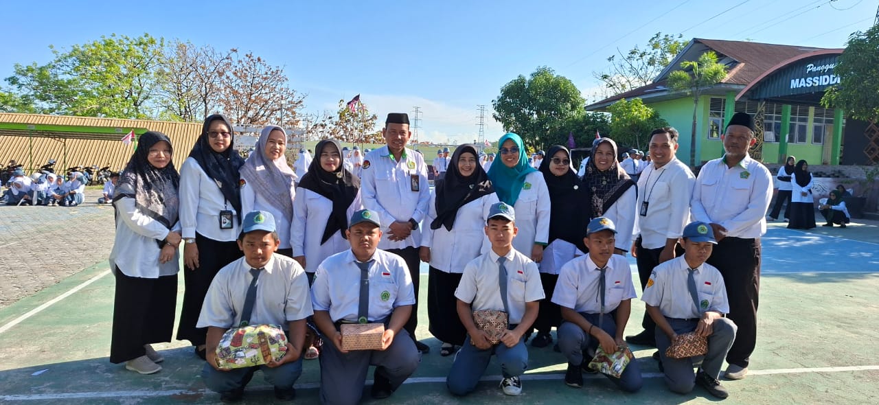 Penyerahan Hadiah Juara Lomba Hias Telur pada Peringatan Maulid Nabi