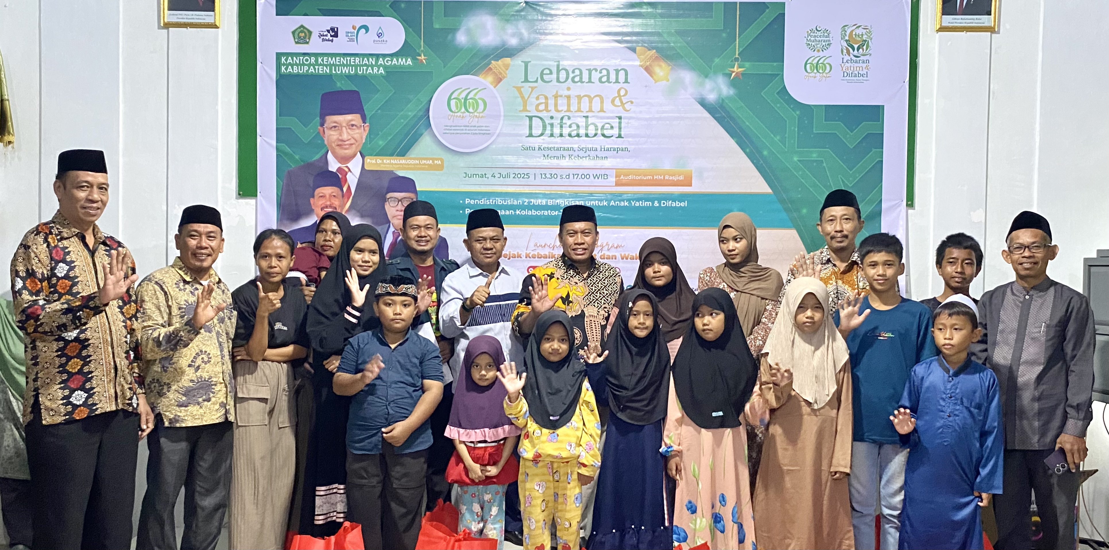 Foto bersama usai penyerahan simbolis bantuan kepada perwakilan yatim dan difabel.