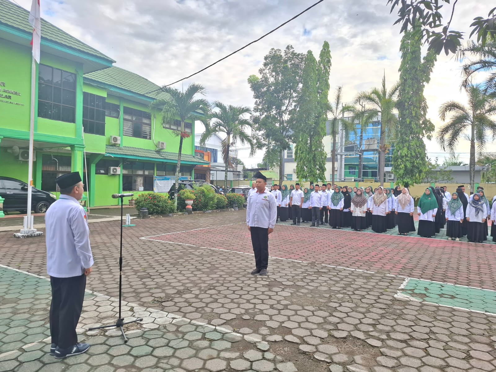 Solihin saat menjadi pembina apel kerja