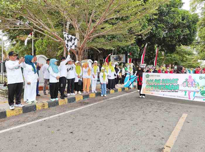 Bupati Selayar Melepas Peserta Gerak Jalan Sehat Kerukunan dalam Rangka HAB Kementerian Agama ke-80 tingkat Kabupaten Kepulauan Selayar