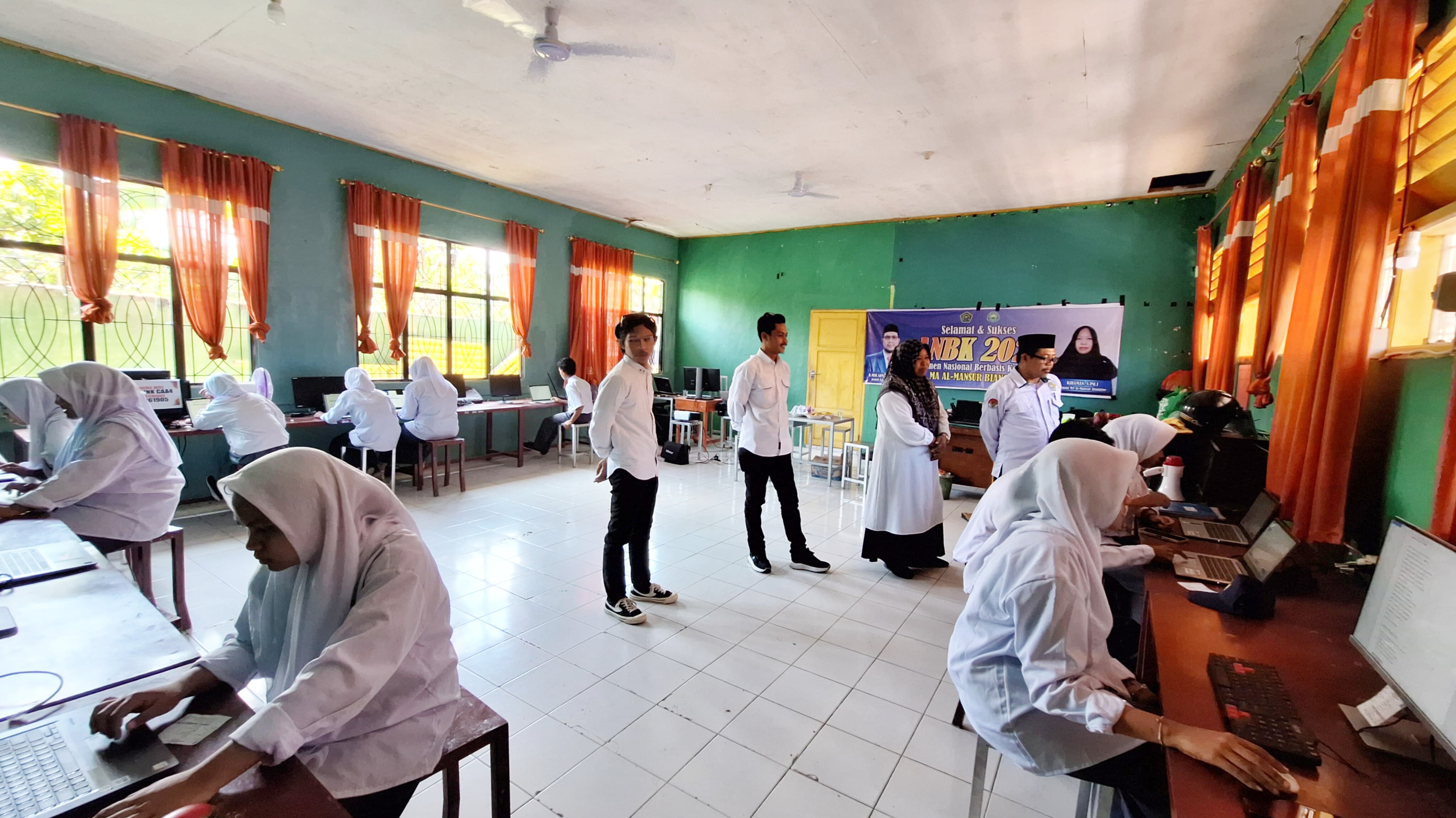 Pengawas Madrasah Pantau Pelaksanaan ANBK MA Al Mansur Biangloe pada Senin, 4 Agustus 2025 (Foto: Al Mansur Biangloe)