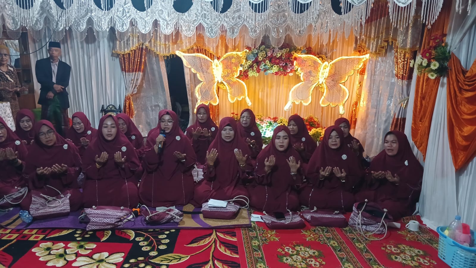 PAI KUA Mattiro Sompe Pimpin Sholawat di Hajatan Warga