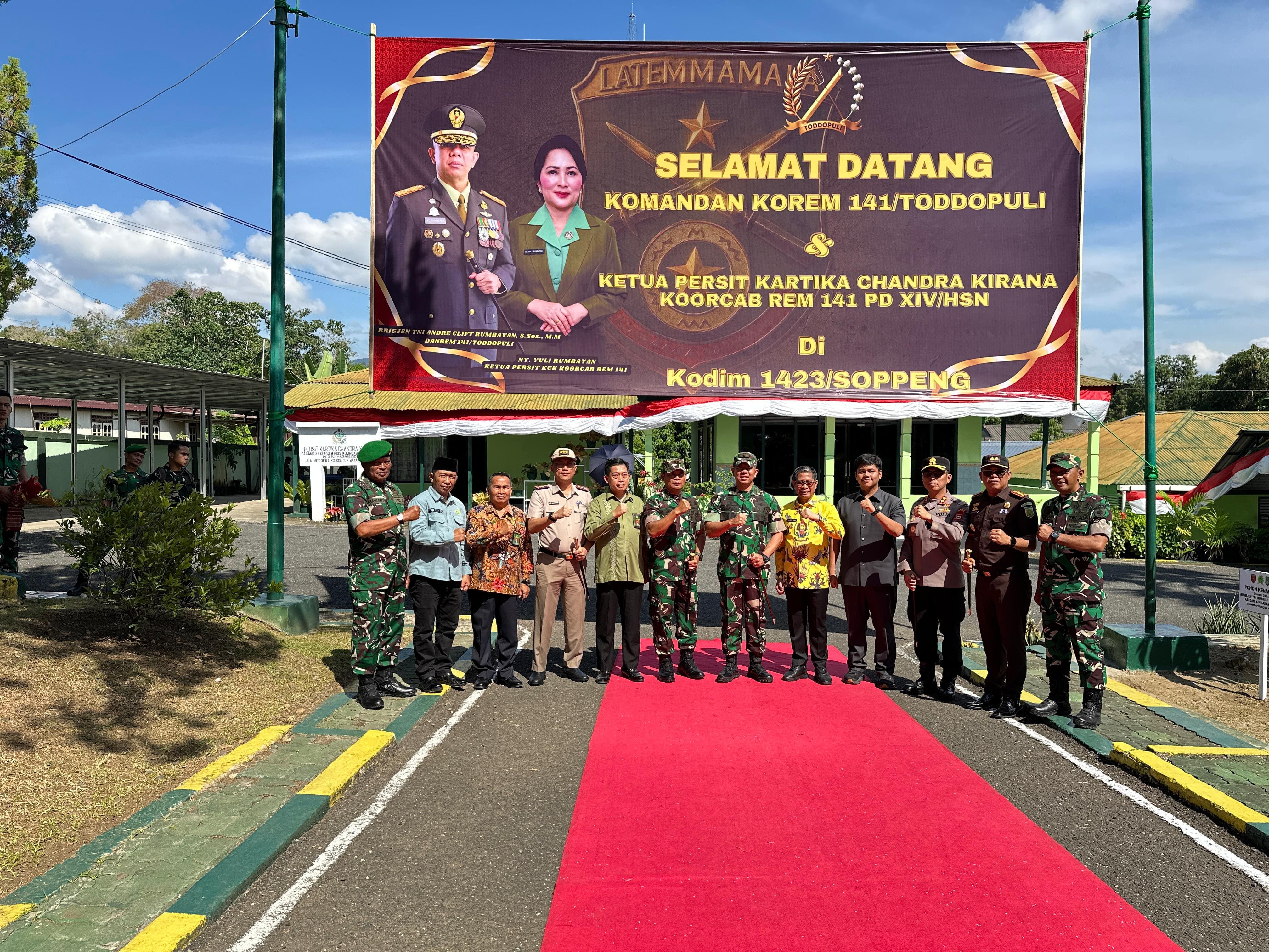 Sinergi TNI dan Kemenag: Kepala Kemenag Soppeng bersama Forkopimda menyambut kedatangan Danrem 141/Toddopuli di Kodim 1423 Soppeng