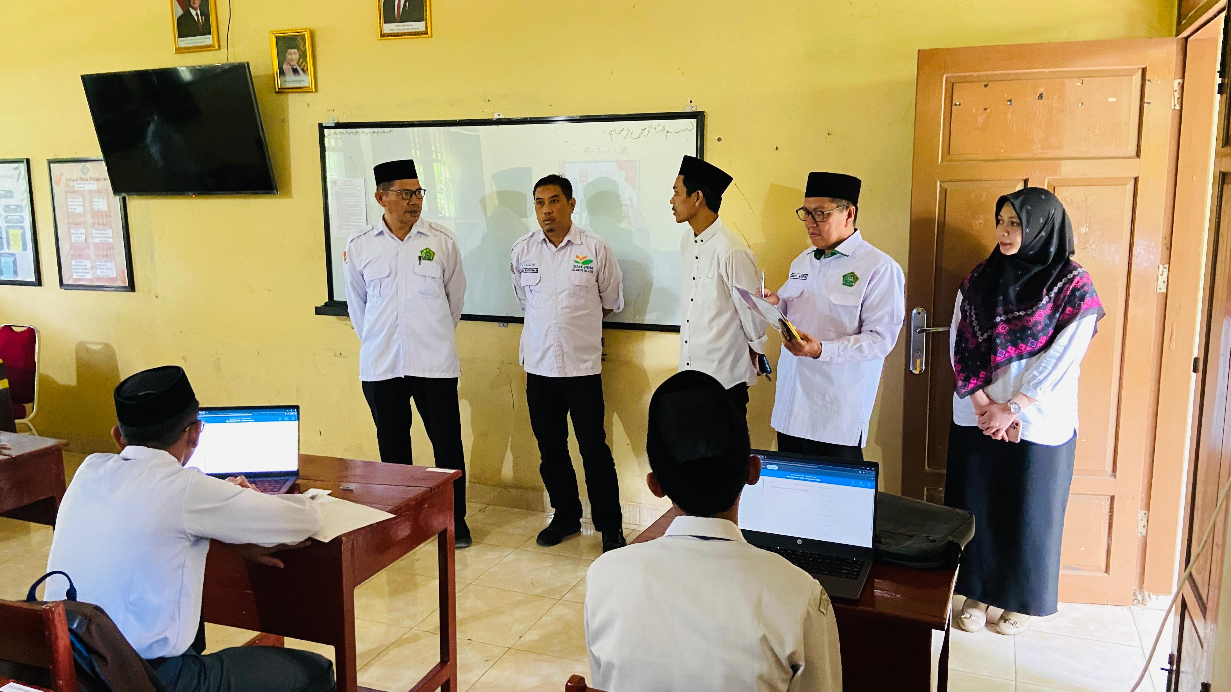 Kepala MA Al-Ikhlas bersama tim pengawas melakukan kunjungan di kelas