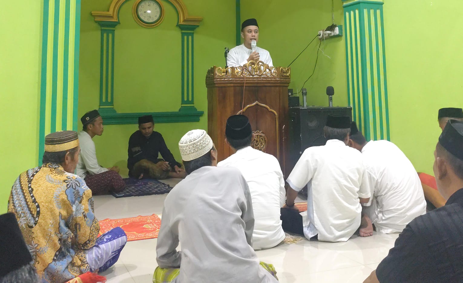 Kepala KUA Ponre meberikan ceramah Ramadan