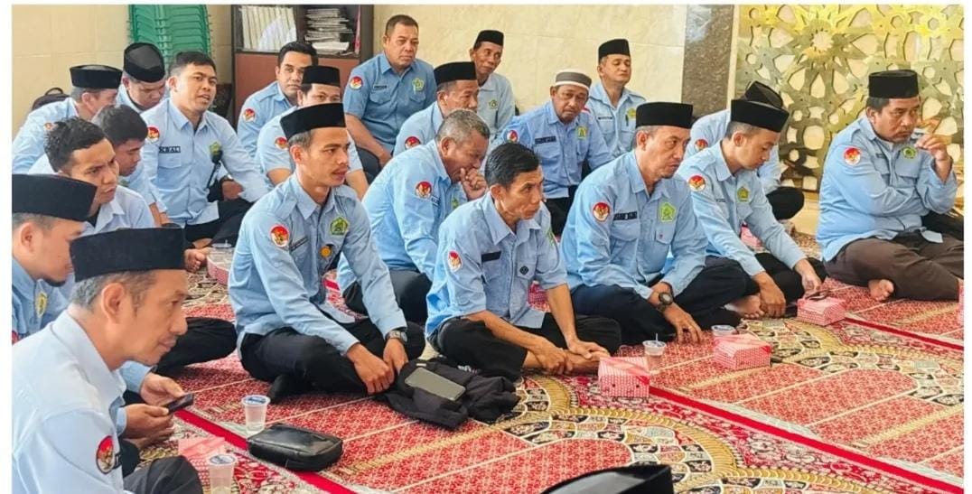 Para penyuluh saat menyimak materi