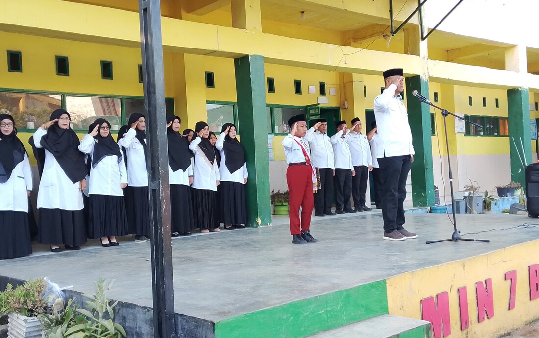 Kepala MIN 7 Bone, Husaing selaku pembina upacara