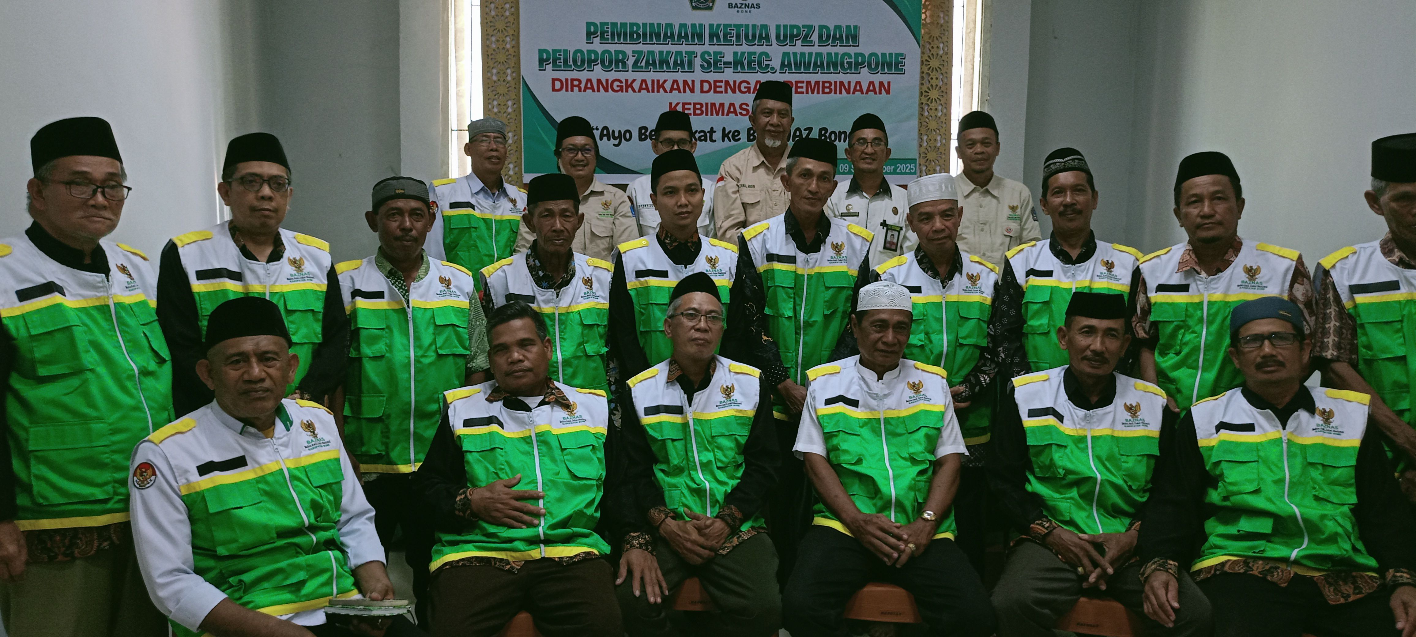 Para ketua UPZ dan Baznas Kabupaten Bone foto bersama setelah melaksanakan kegiatan pembinaan ketua UPZ