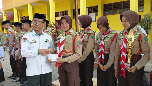 MTsN 1 Sidrap Apresiasi Tim Pramuka Juara 1 dalam Lomba Parade Smapor Kwarcab Se Kabupaten  Sidrap.